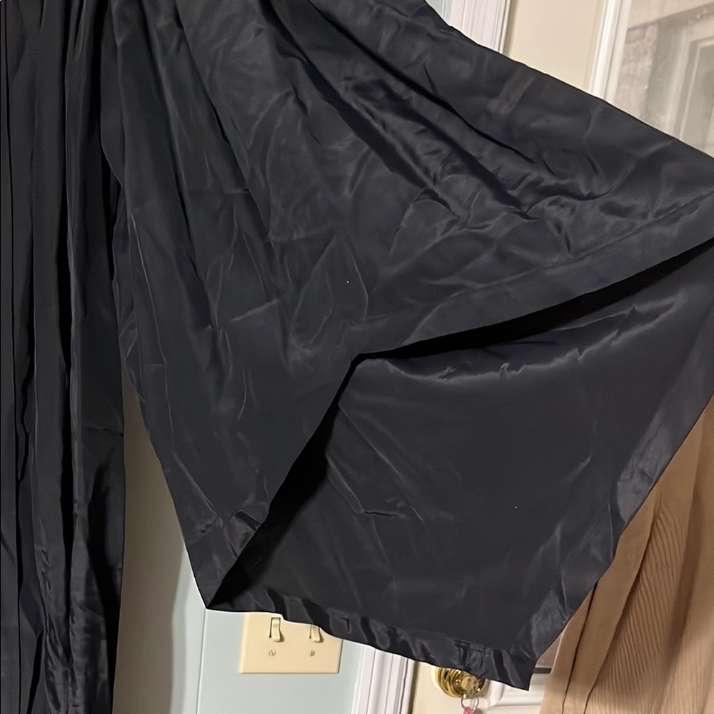 Black Cleric Robe with Flowing Sleeves - Picture 4 of 6